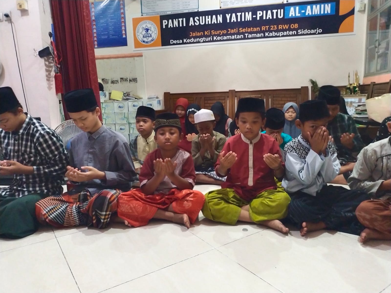 Santri berdoa bersama di aula Panti Asuhan Al-Amin