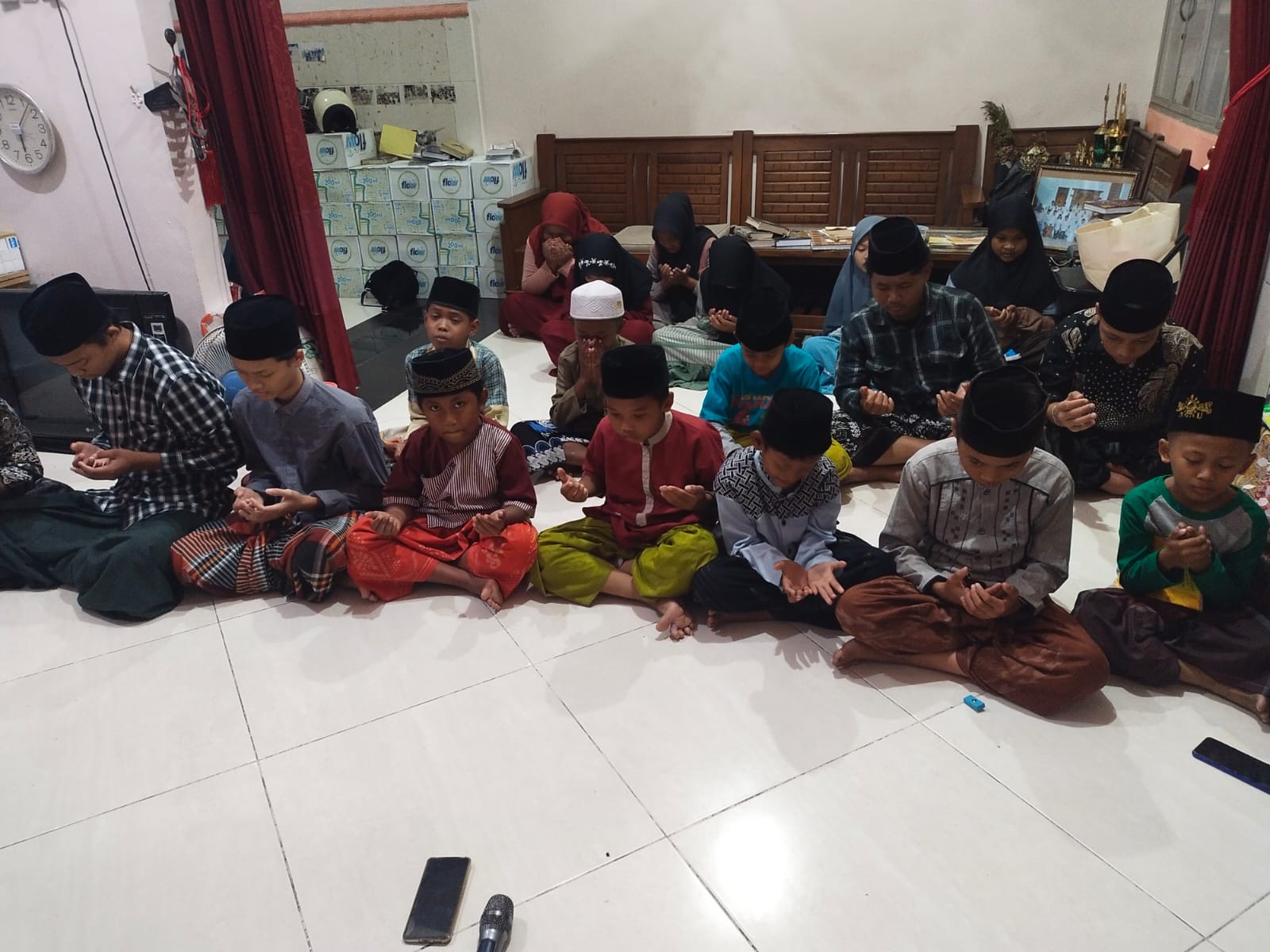 Santri dan pengasuh berdoa bersama