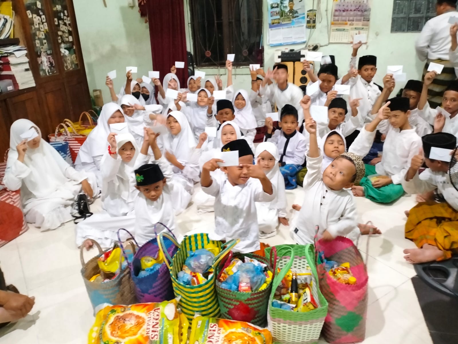 Santri menerima amplop santunan dan sembako
