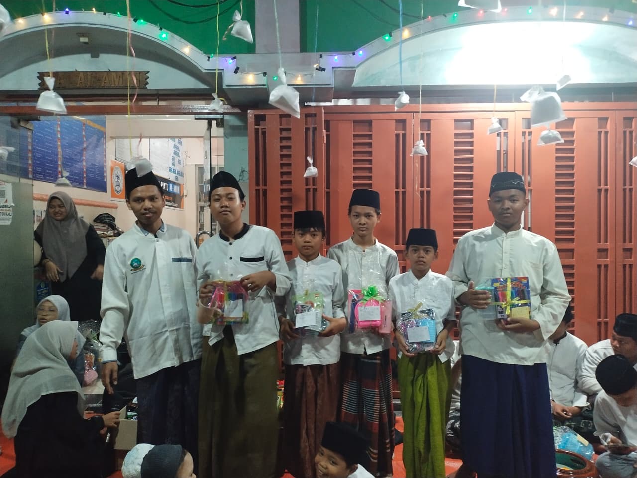 Penyerahan bingkisan kepada santri putra di depan Panti Asuhan Al-Amin