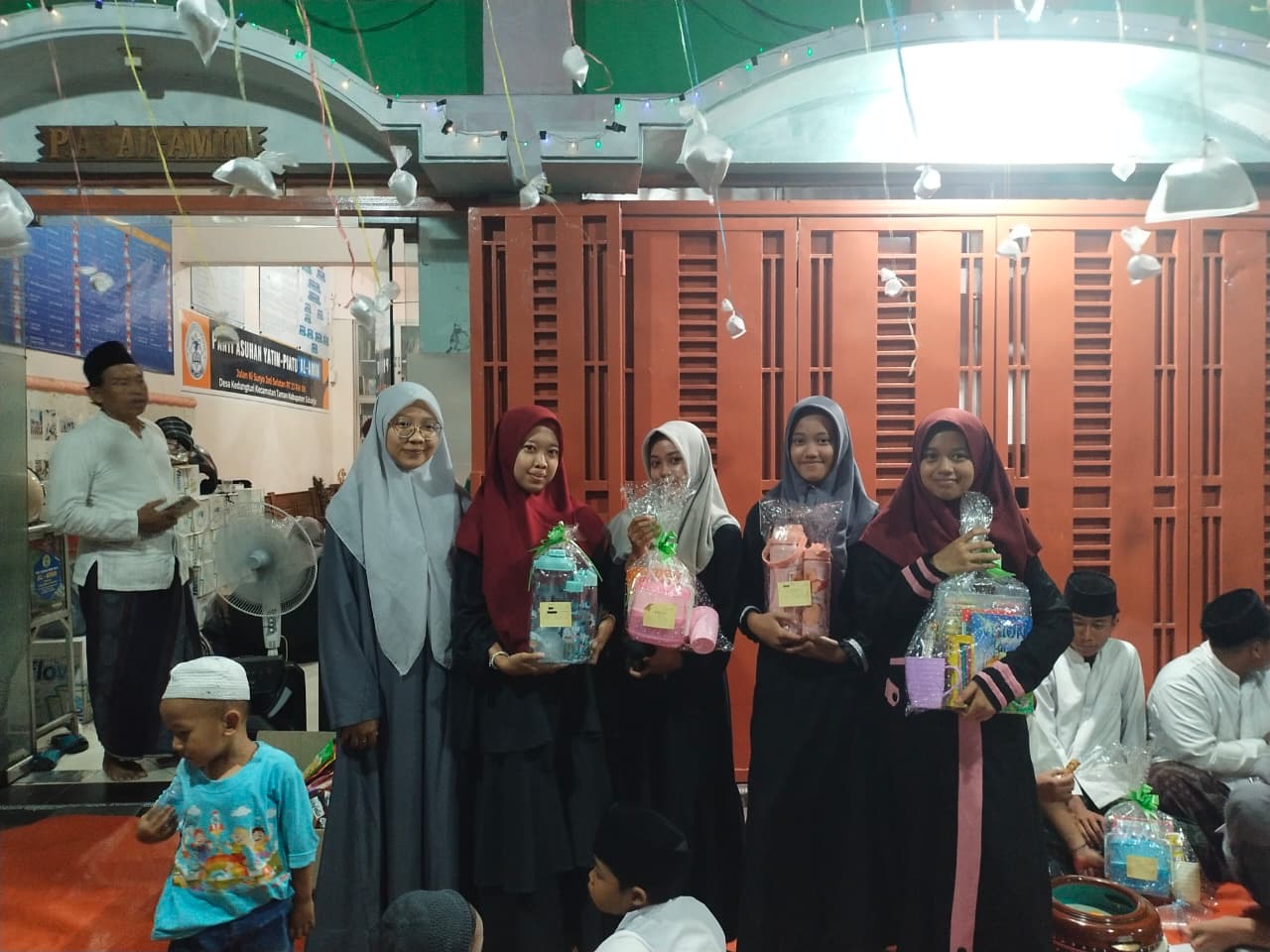 Penyerahan bingkisan kepada santri putri