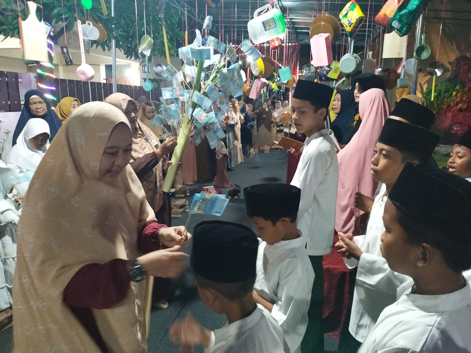 Pemberian santunan pada acara Pohon Rezeki
