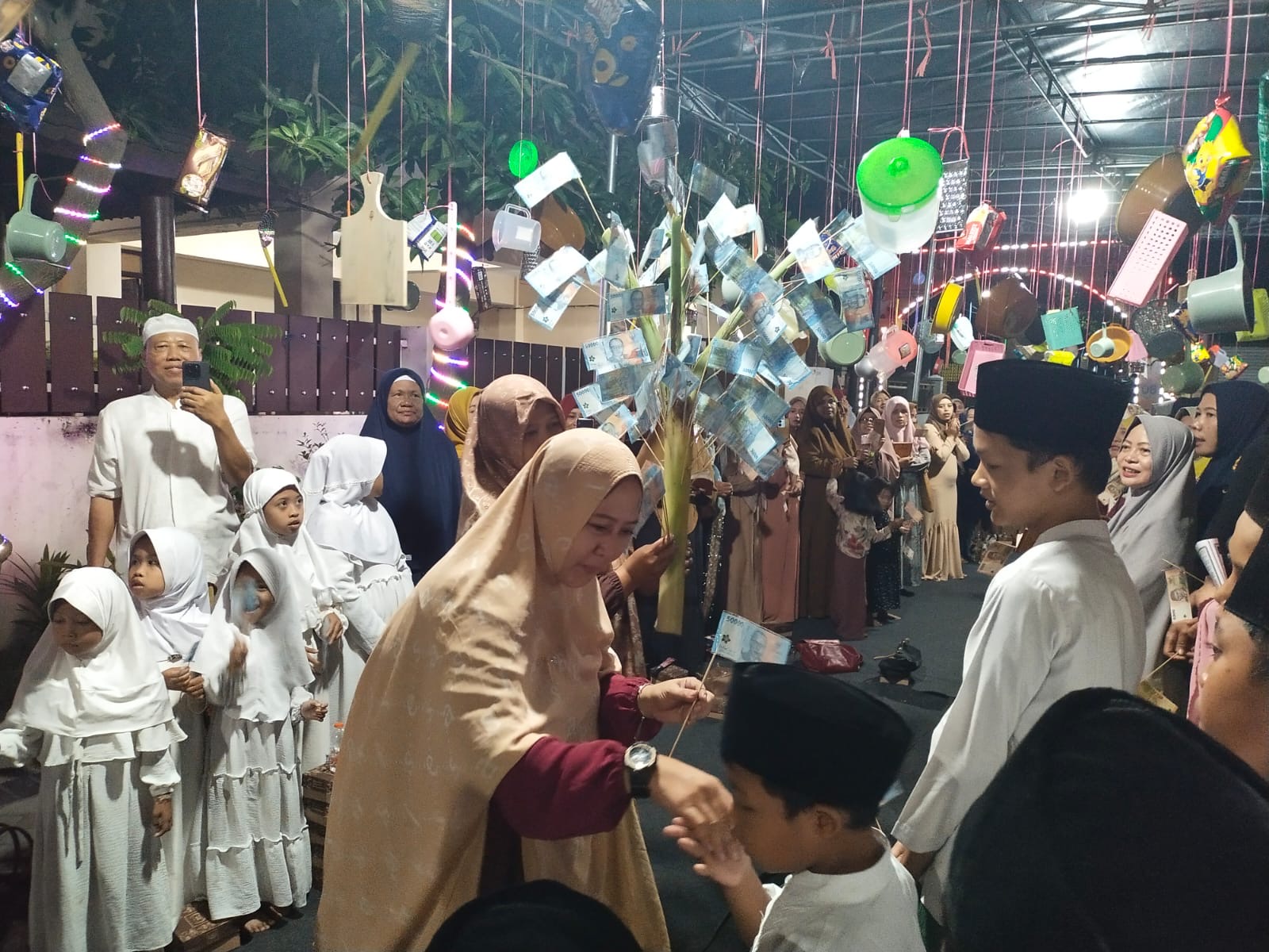 Santri menerima santunan dari Pohon Rezeki