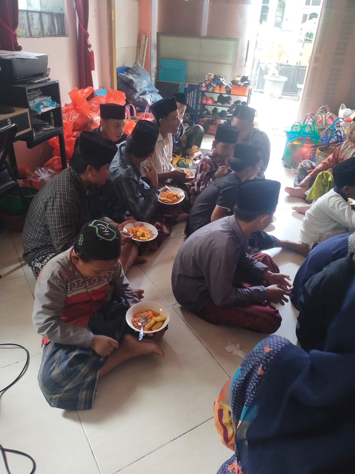 Santri putra makan bersama