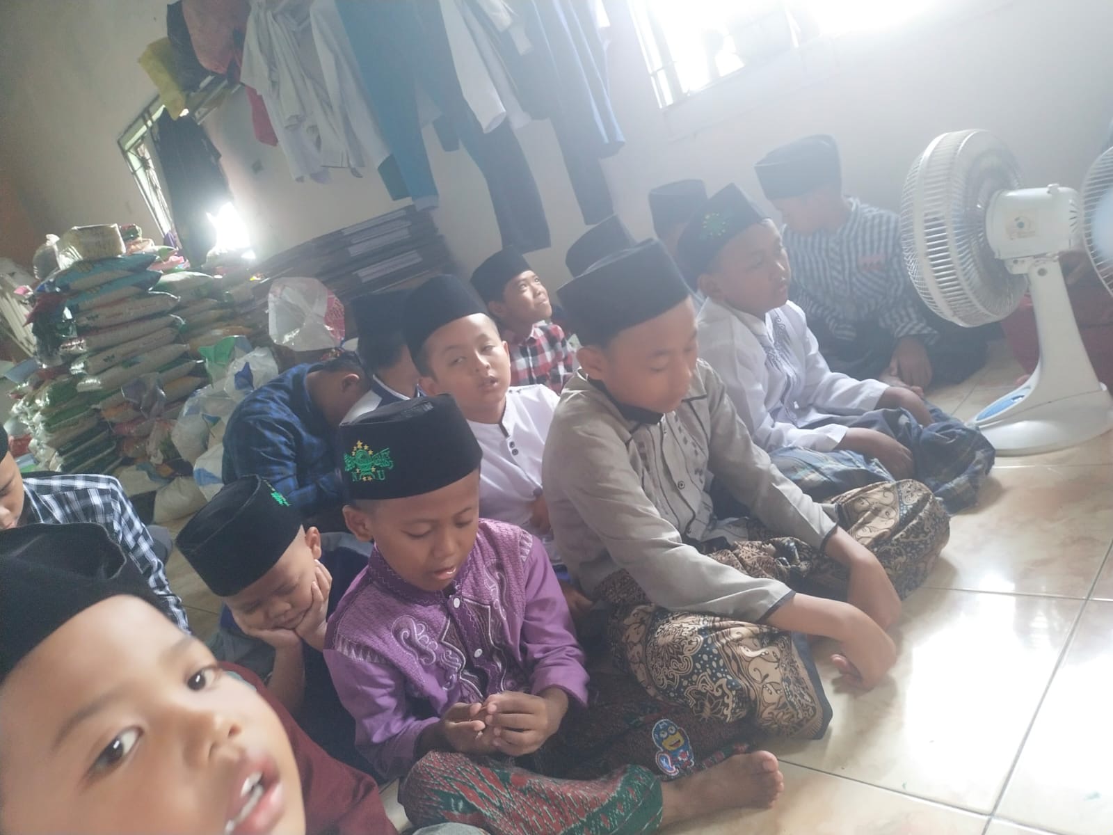 Santri putra mengaji dan berdoa bersama