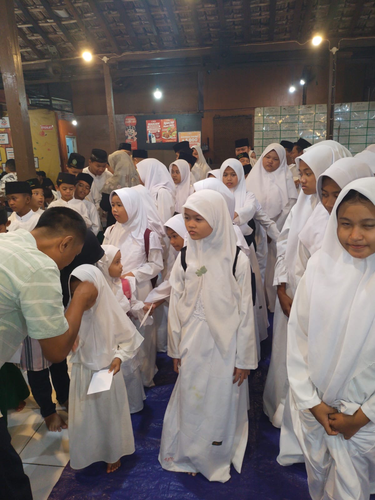 Santri putri Panti Asuhan Al-Amin