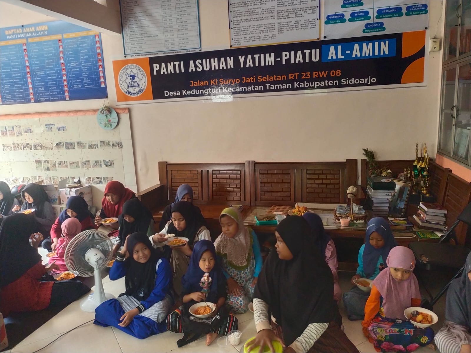 Santri putri makan bersama di Panti Asuhan Al-Amin