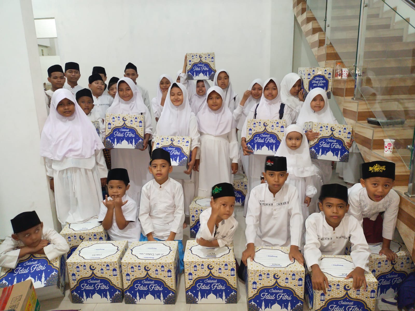 Foto bersama santri penerima bingkisan Idul Fitri