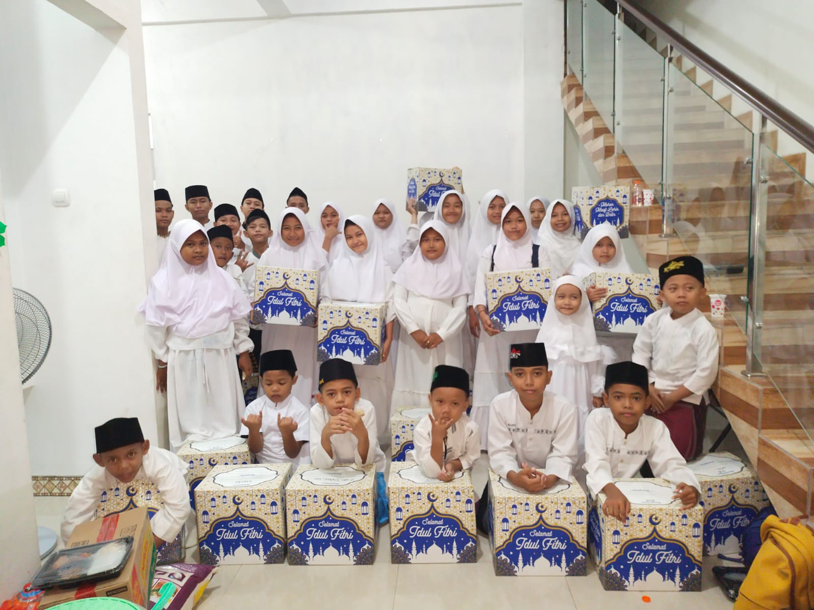 Foto bersama santri Panti Asuhan Al-Amin saat Idul Fitri